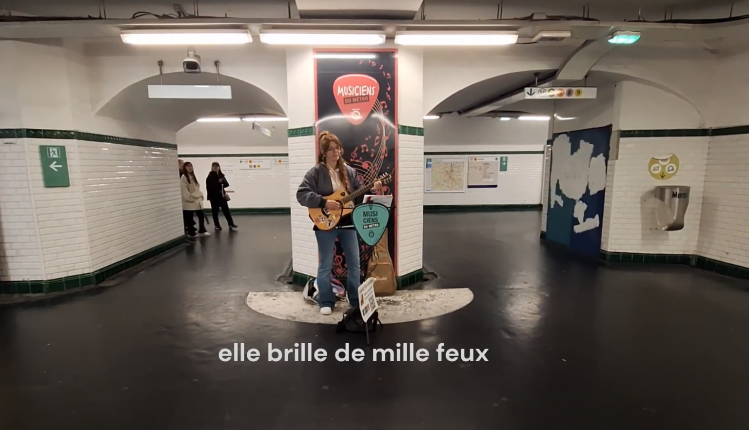Photo de Annette Vogel interprète son titre « La Pleine Lune » dans le métro !