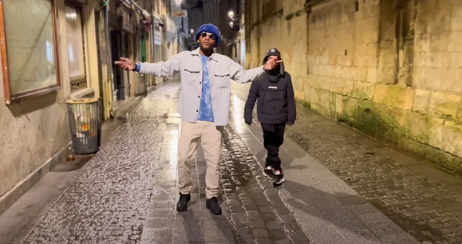 Be Akid balance entre « Le cœur et la raison » dans son nouveau clip