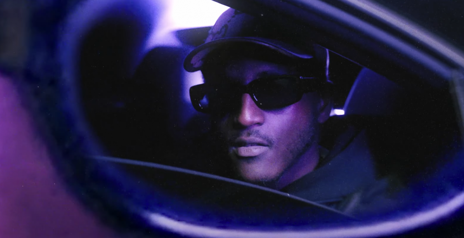 Photo de Lark est en mode « Full Black » dans son nouveau clip