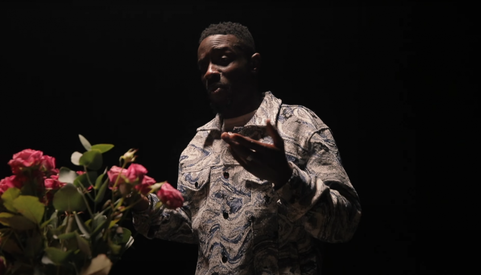 Photo de Karacas vient mettre le feu dans son nouveau clip « Pompier »