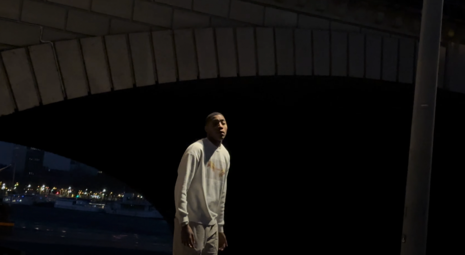 Photo de Venez chiller au bord de la Seine avec « Au Final », le nouveau clip de Lokann