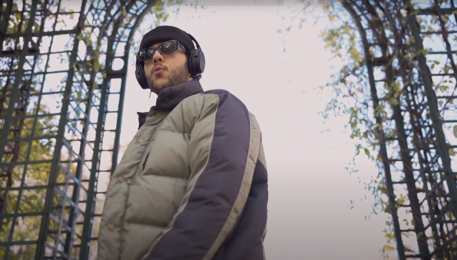 Photo de Woky remet ses « Problèmes pour plus tard » dans son nouveau clip