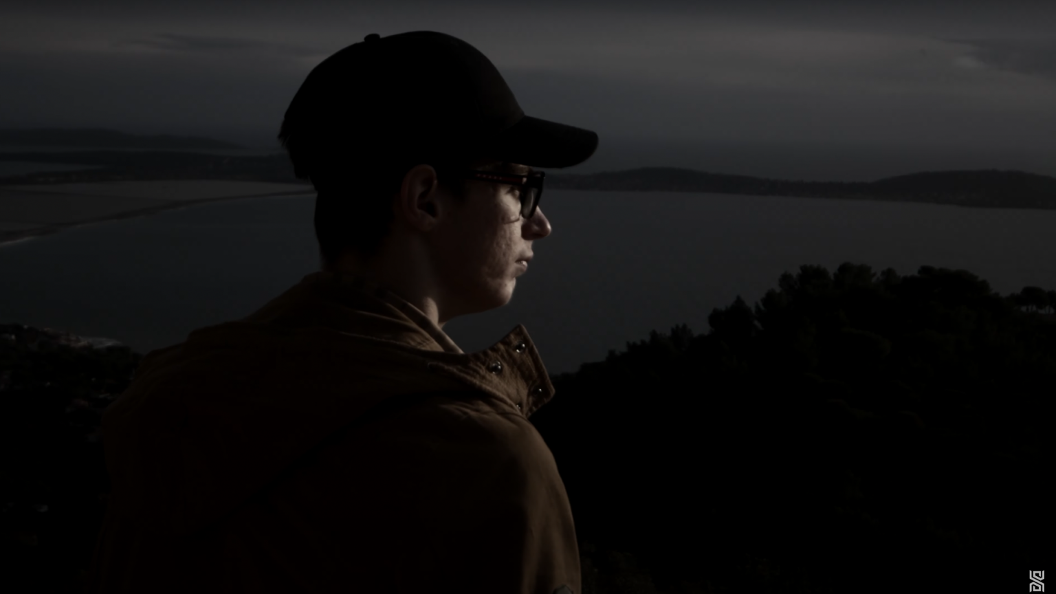 Photo de Reis est « PERDU » dans une dimension paradoxale dans son nouveau clip