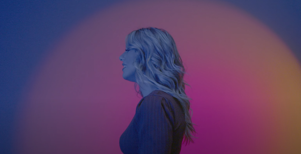 Photo de Deborah Koutsios déclare sa flamme dans son nouveau clip « Je t'aime tant »