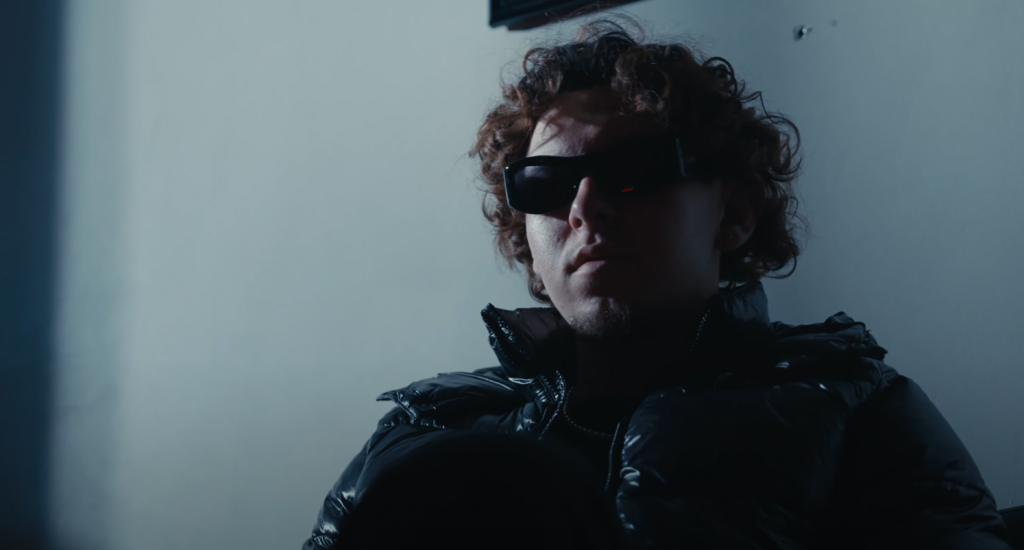 Photo de Nabe, en mode « INSOMNIE » dans son nouveau clip