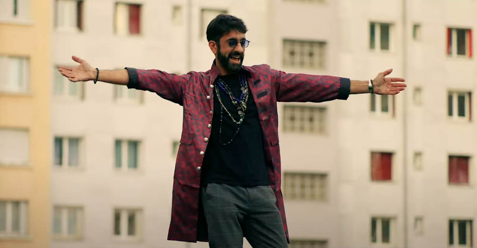 Photo de Dépaysement garanti avec « À tous les étages », le nouveau clip d'ARASH SARKECHIK