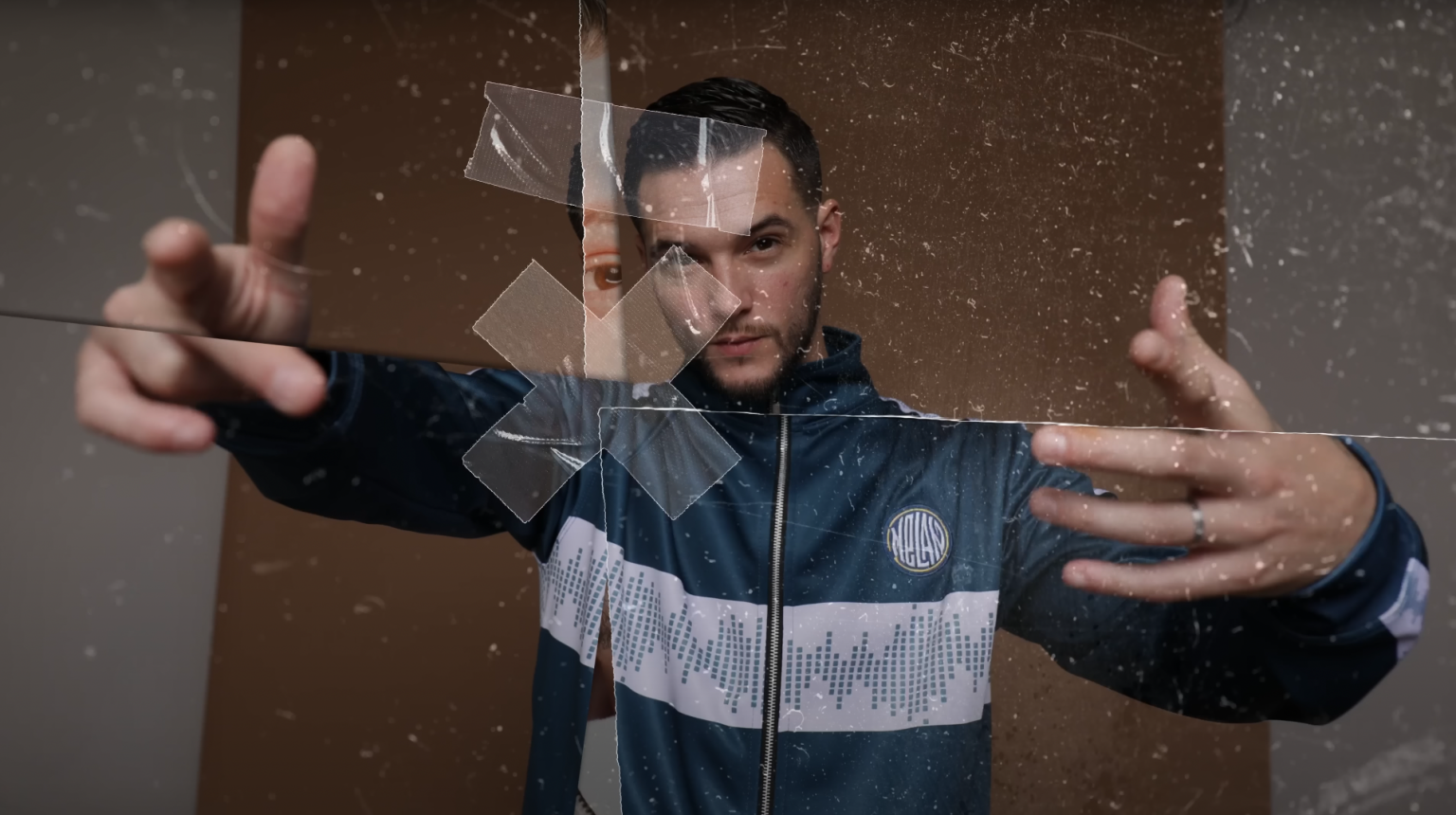 Photo de Melan fait une grosse démonstration de rap dans son nouveau clip « Dur de marcher droit »