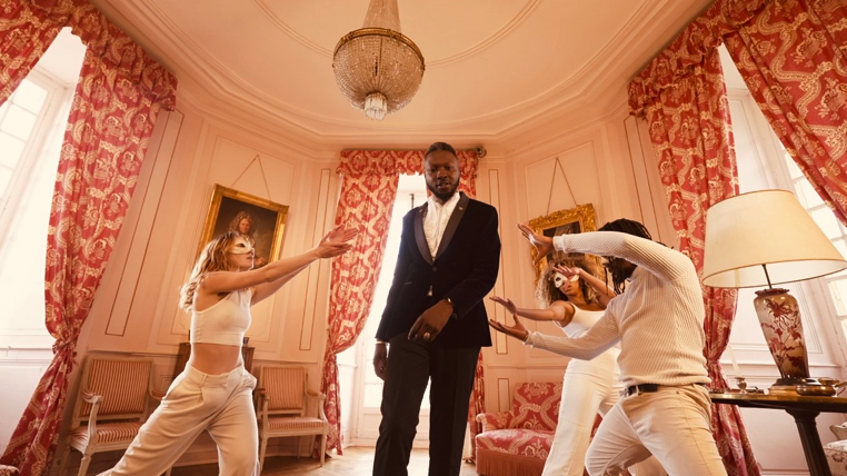 Photo de LOEUVRE rappe avec élégance dans son nouveau clip « DA VINCI »