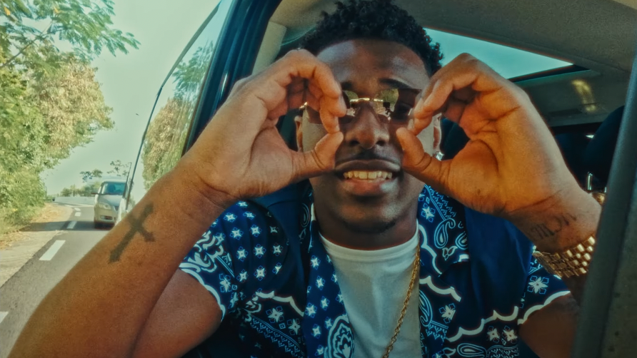 Photo de CHAP fait monter la température dans son nouveau clip « BOMBASTIC »