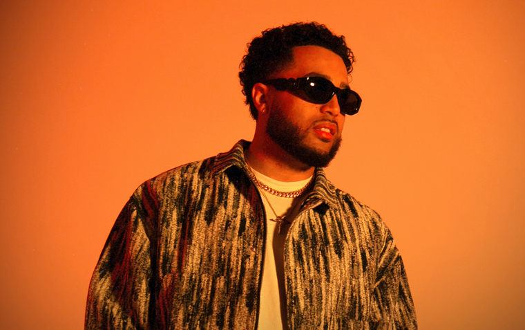 Photo de Laconi est à « 100% » dans son nouveau clip