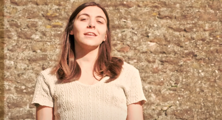 Photo de Joceline tire sur notre corde sensible avec son nouveau clip « Human »