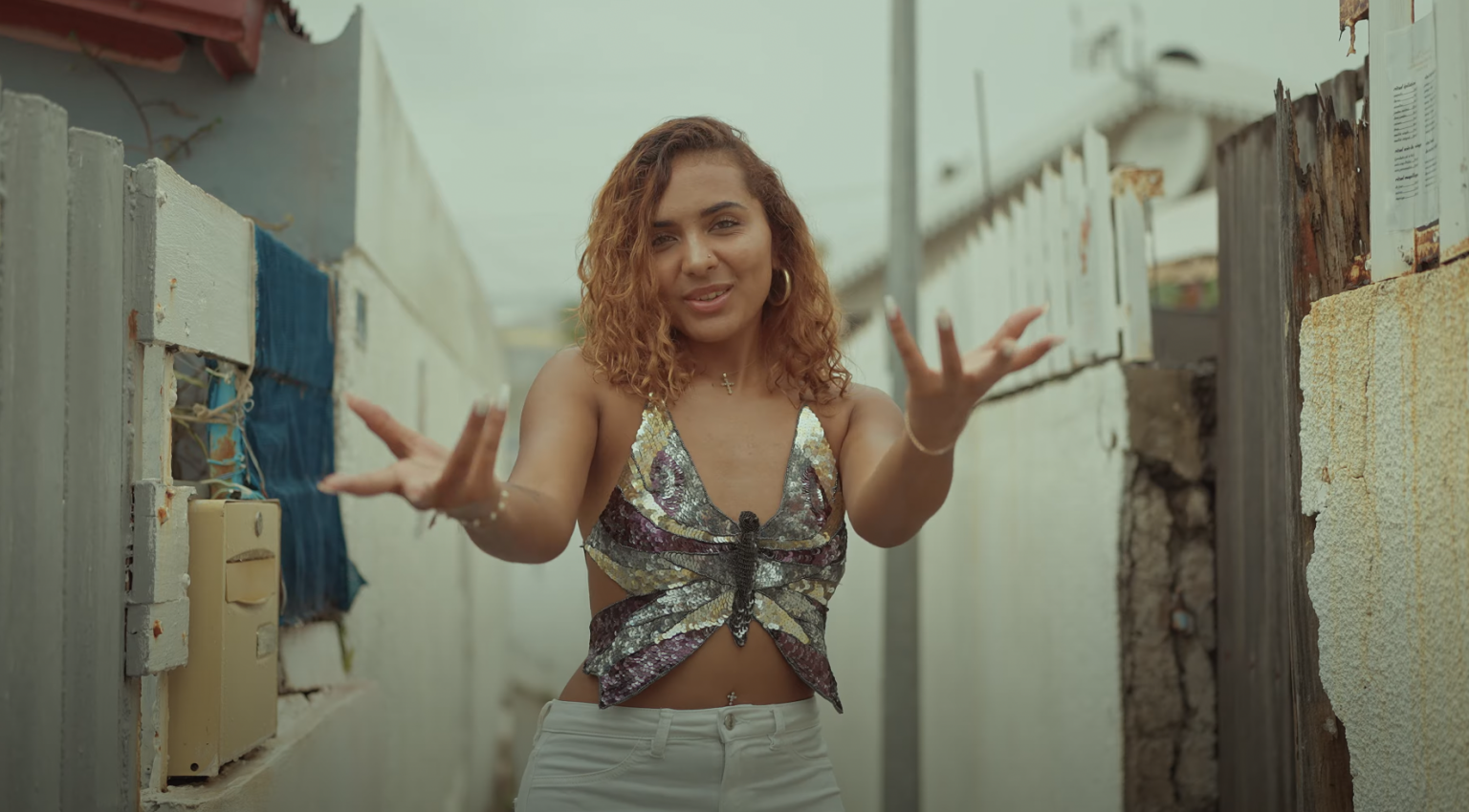 Photo de Le nouveau clip de LOANA, il est tout « Doux »...