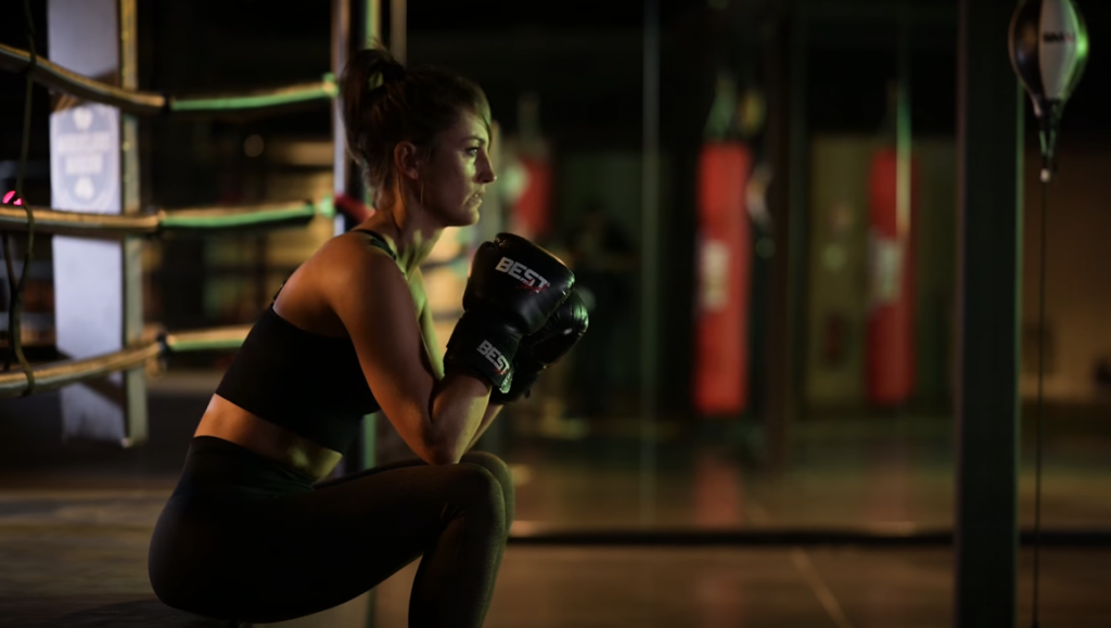 Photo de Mélo monte sur le ring pour son nouveau clip « Un mec à la rue »