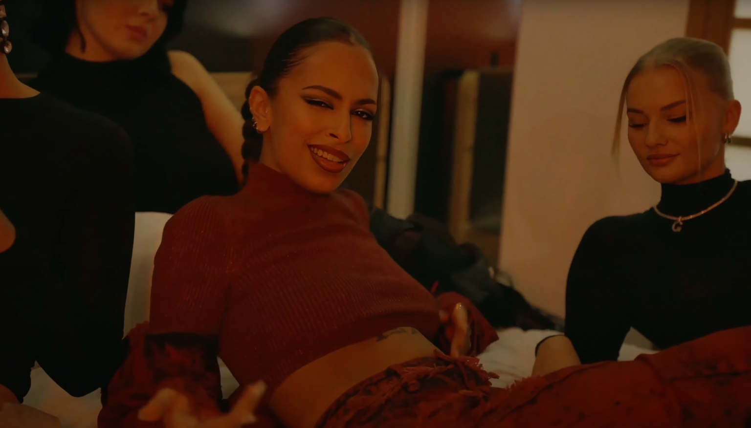 Photo de Elisa Marra est « Hors Ligne », mais son clip, lui, est en ligne !