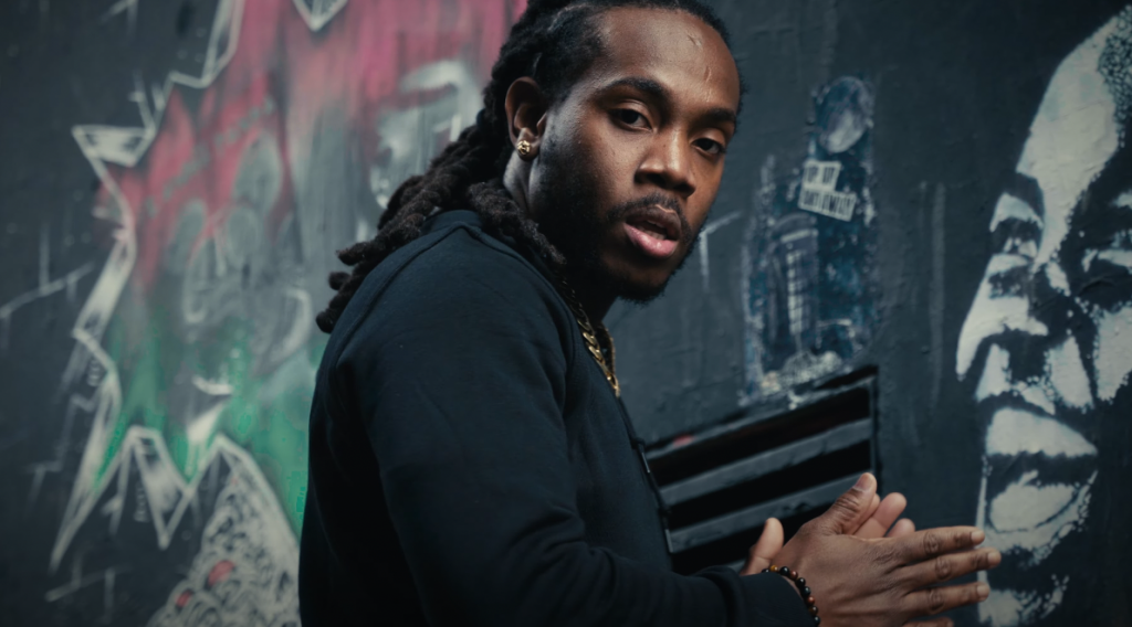 Photo de Kevni est « Stoïc » dans son nouveau clip