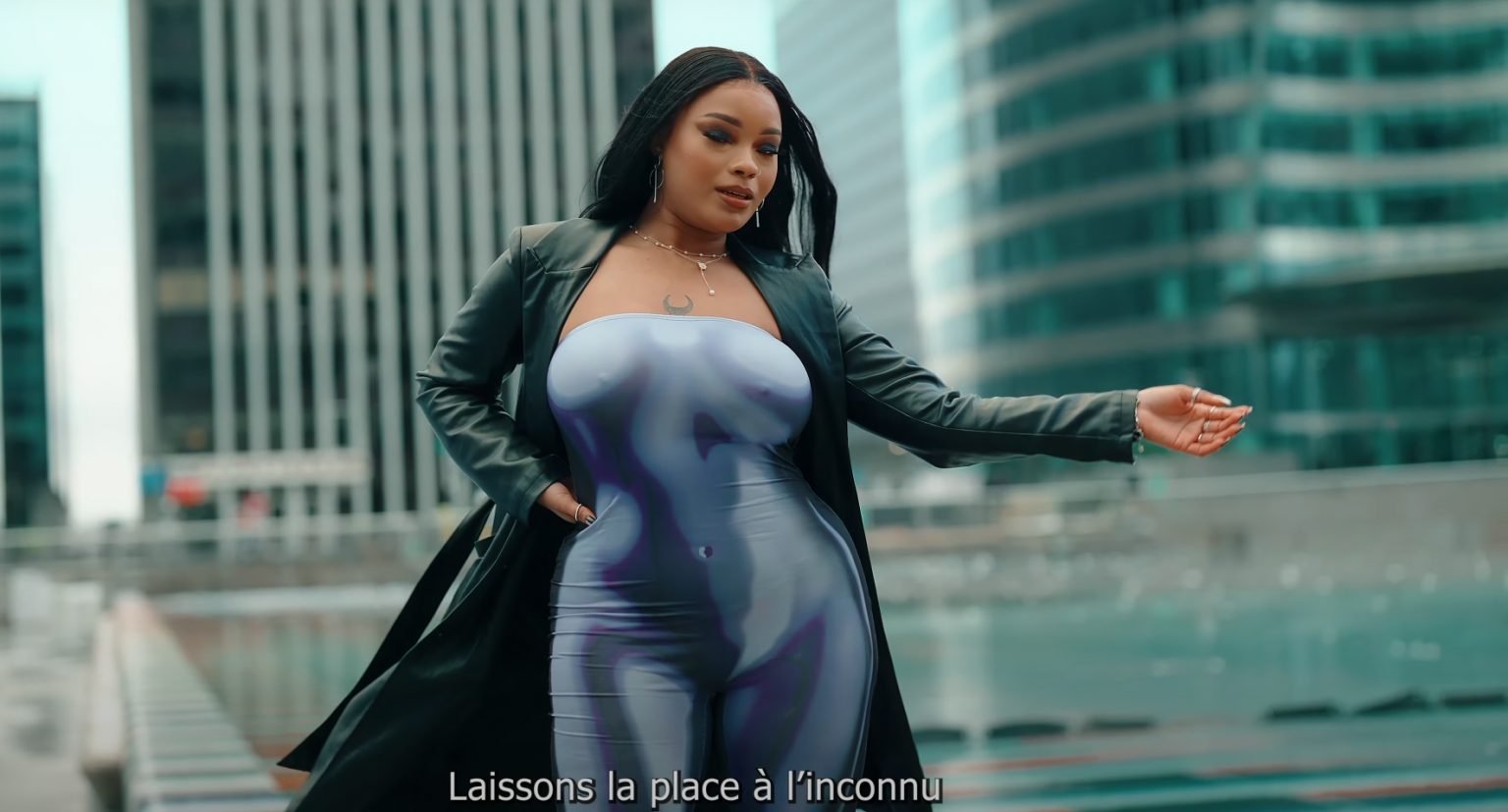 Photo de 100% séduction dans le nouveau clip de Noelia, « Qui es tu »