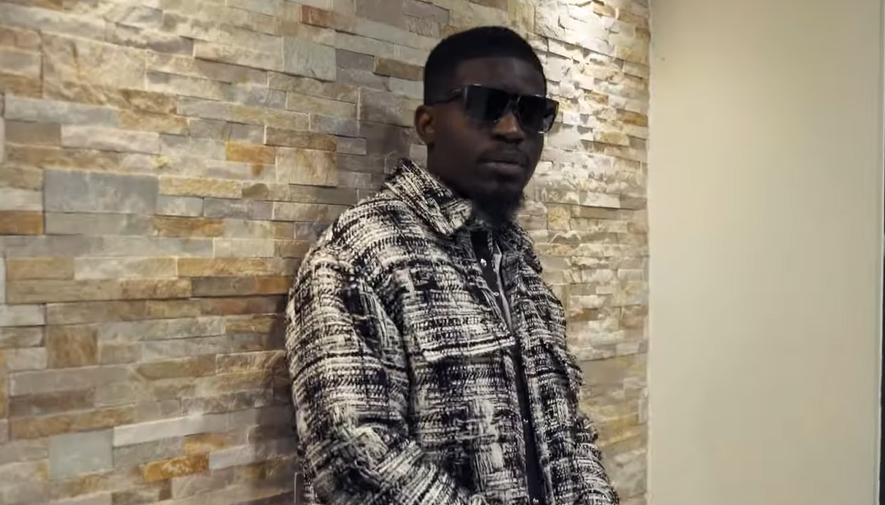 Photo de Mucho frappe fort avec « RELÈVE #4 »