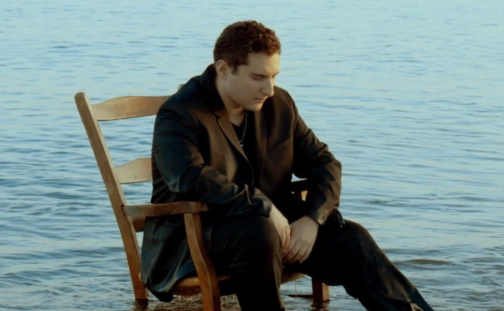 Photo de Karna se livre dans son nouveau clip « Ghost »