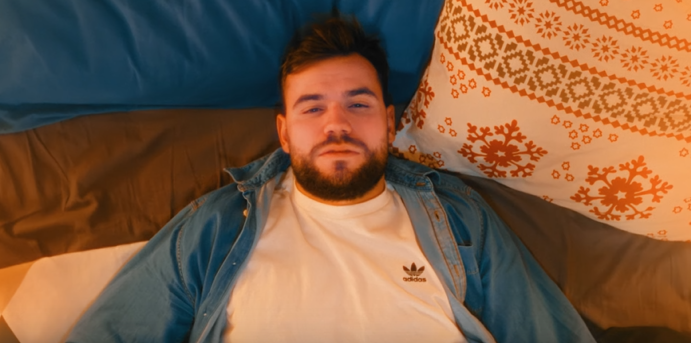 Photo de Réhausseur Sama et son clip « Sama » : Un reflet musical de la dualité de la vie