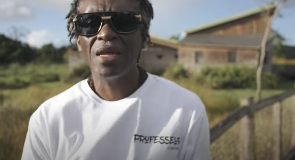 Photo de Ne faites pas l' « Erreur » de louper le dernier clip de Professeur