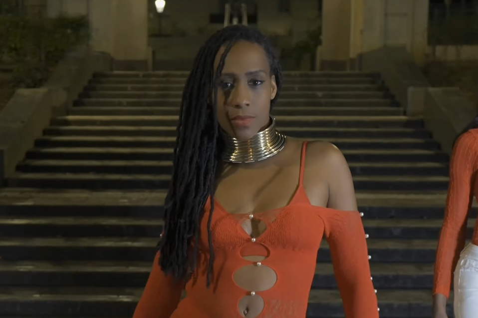 Photo de Seyss de Fâa illumine avec « Lune Rouge », un hymne à la féminité profonde