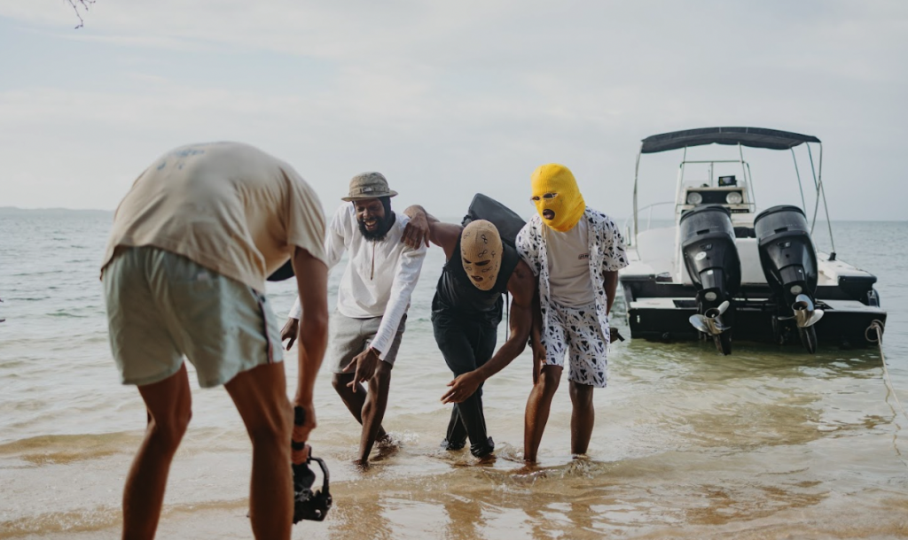 Photo de « RUNAWAY » : Une Collaboration Explosive Entre JOBLOW, GUNSHYzoo et BVNKSwaw