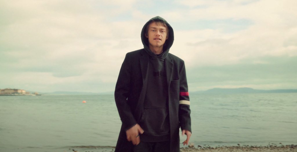 Photo de BLKO fait du sale avec vue sur la mer dans son nouveau clip « RED DEAD »