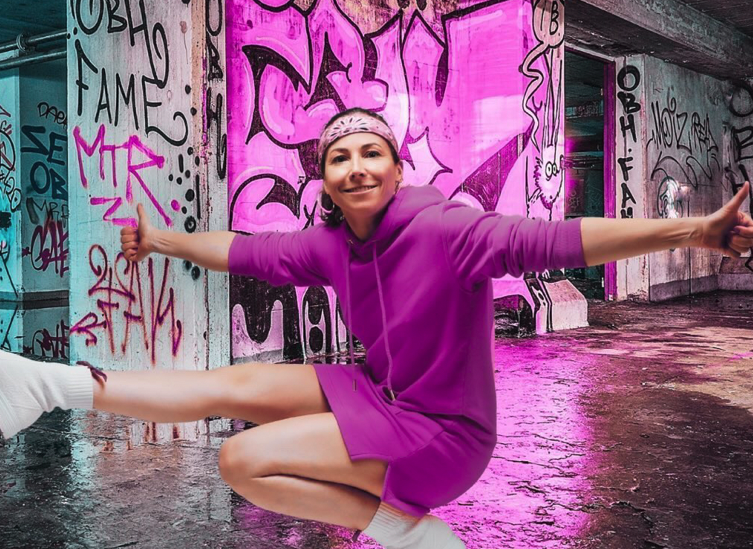 Photo de Picture of KAKI JOYDEFAIR aka LA DÉCALÉE présente une vibrante déclaration d'amour dans « TOI ET MOI »