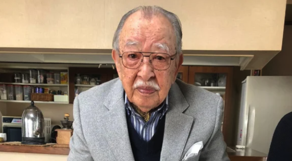 Photo de L'inventeur du karaoké est mort à l'âge de 100 ans