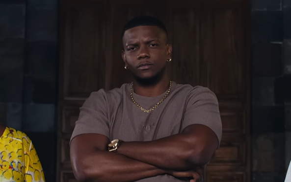 Photo de ARÈNDI révèle son histoire poignante dans le clip « MIAMI »