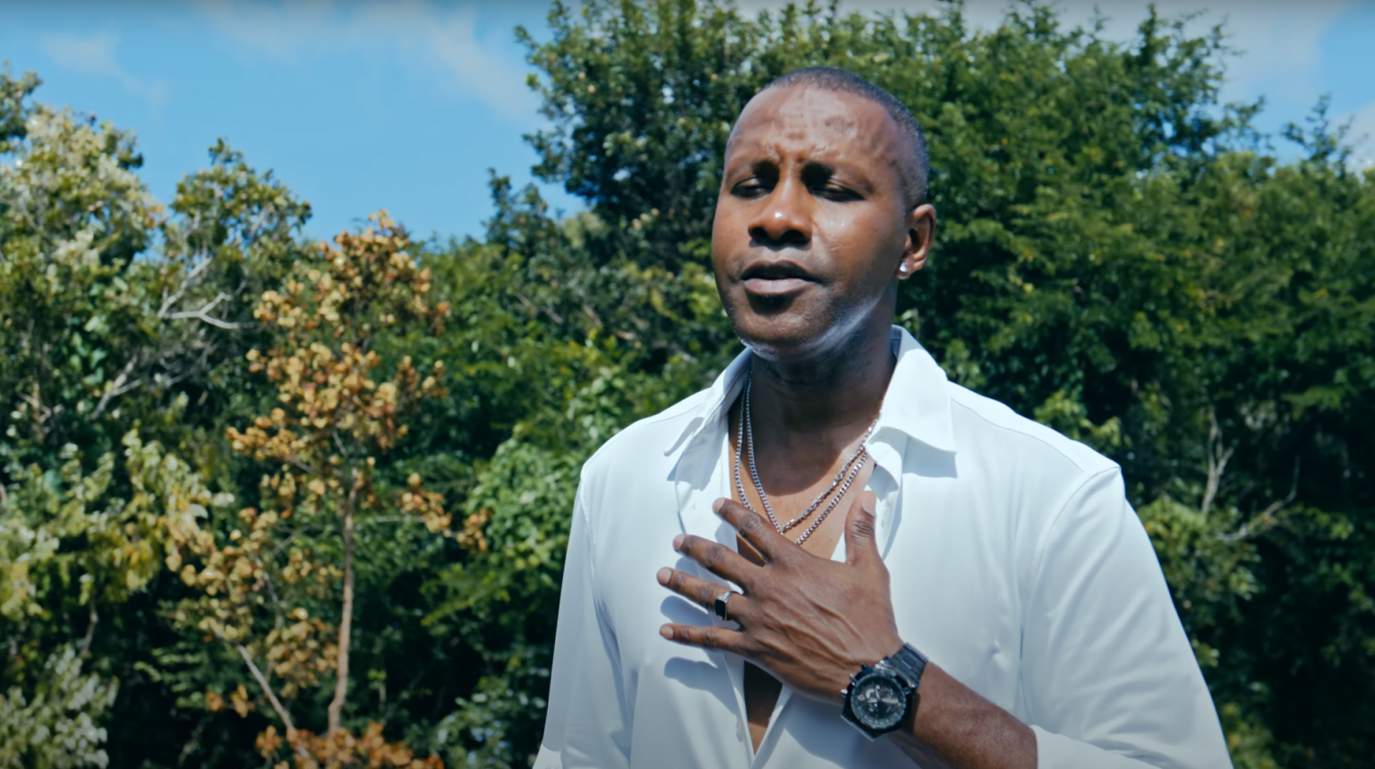 Willy ROUSSEAU chante l’amour dans son nouveau clip « Ou Sé Tout’ Pou Mwen » Photo de Willy ROUSSEAU chante l'amour dans son nouveau clip « Ou Sé Tout' Pou Mwen »