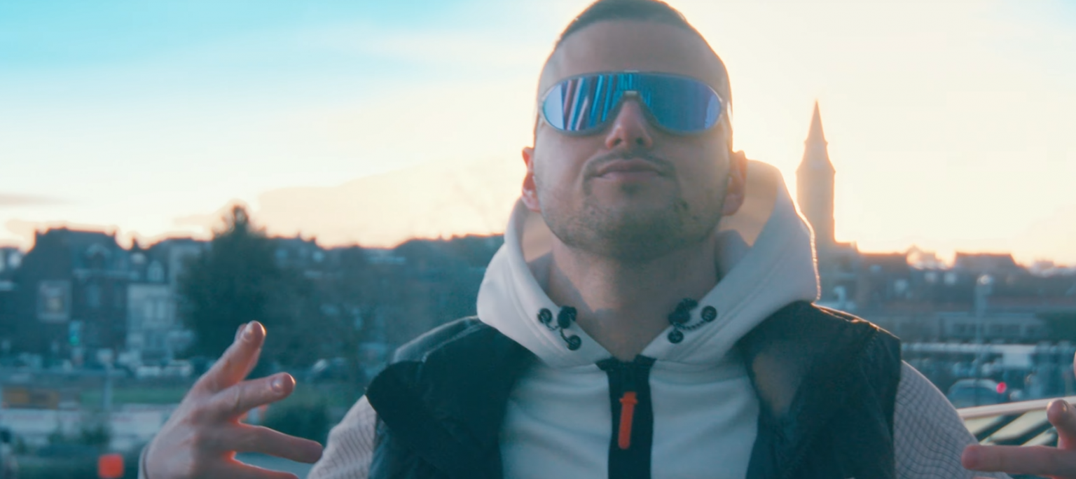 D Hope met en lumière « Valar Morghulis » une exploration sombre et réfléchie. Photo de D Hope met en lumière « Valar Morghulis » une exploration sombre et réfléchie.