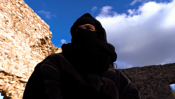 Photo de Yuu présente « PÂLE & LONG », une exploration intime dans « AHABAH »