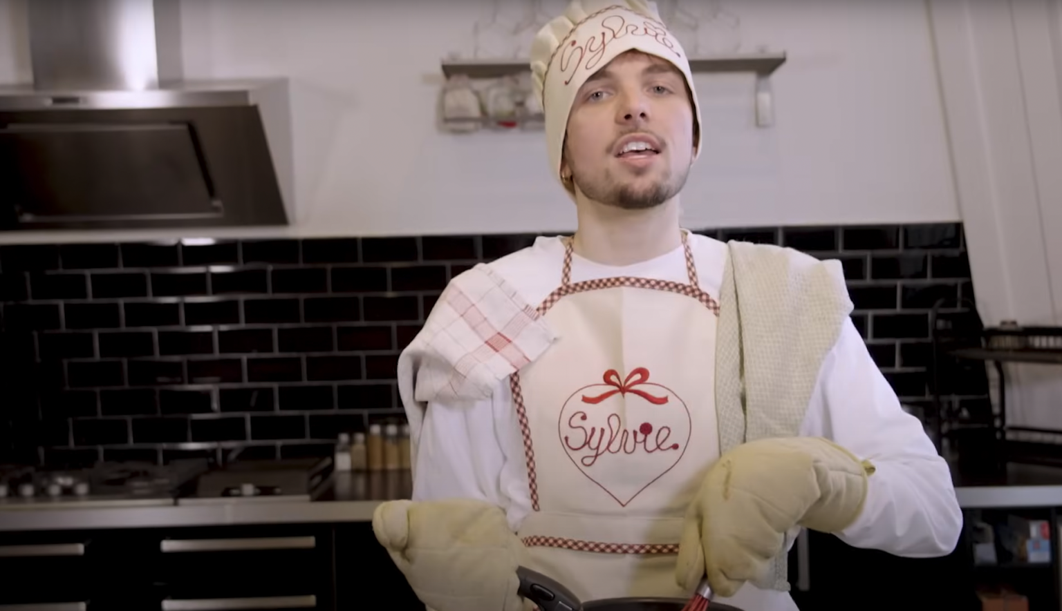 Photo de Matistor brise les codes avec son nouveau clip « Avec mon cardigan »