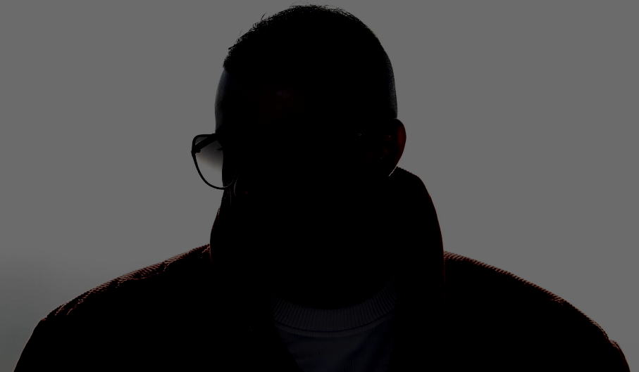 Photo de Solra dévoile son univers avec « Vira »