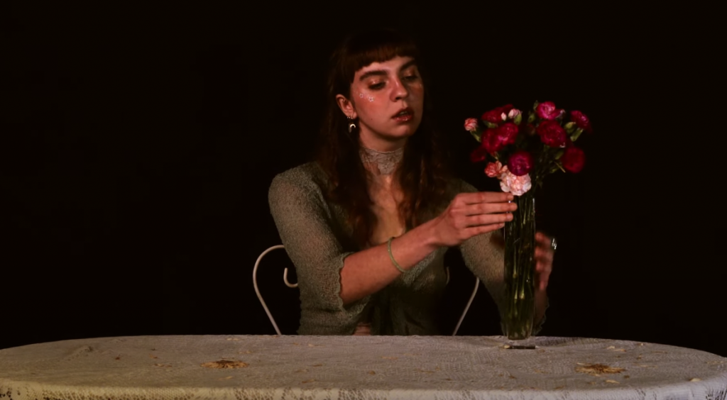 Photo de Bérénice charme la toile « Avec des fleurs », son nouveau clip