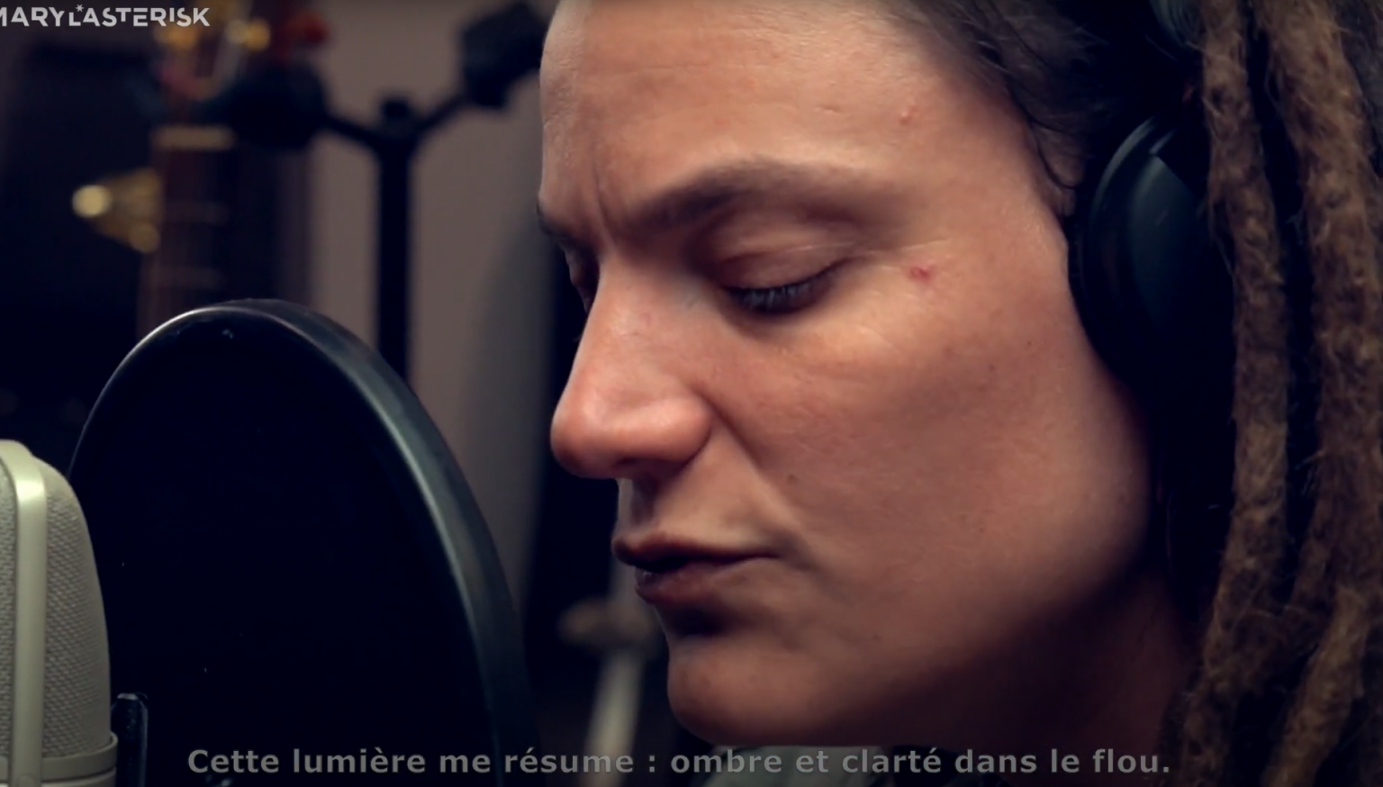 Photo de Mary L*Astérisk captive avec « Le Silence »