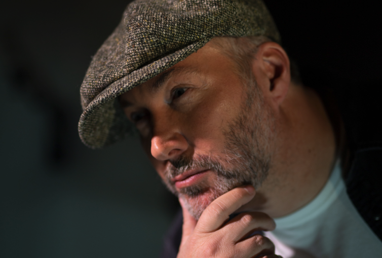 Photo de Mike Sinclair se joue de l'équilibre dans son nouveau clip « On marche sur le fil »