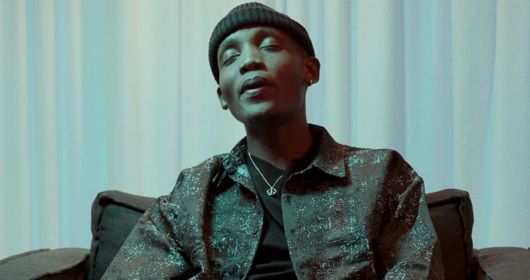 Photo de Austeen illumine la scène avec son nouveau clip « Chéris Moi »