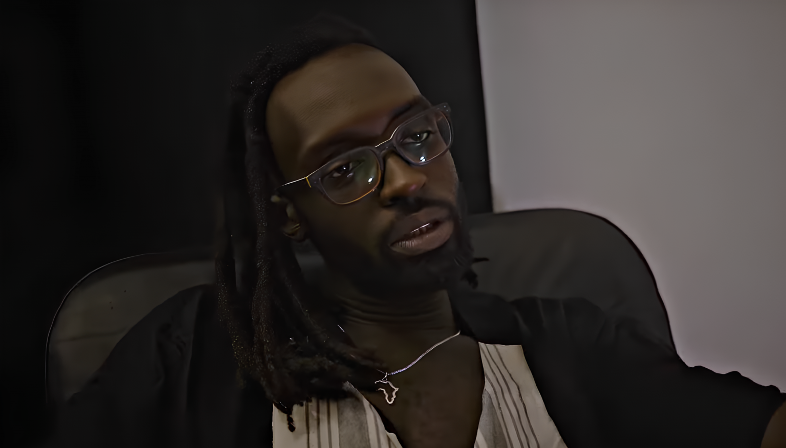 Photo de Babo Ekima prend d'assaut la scène avec son clip « Petit Impoli »