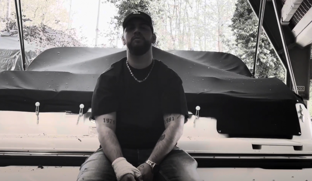 Photo de HB raconte ses « Soucis » dans son nouveau clip