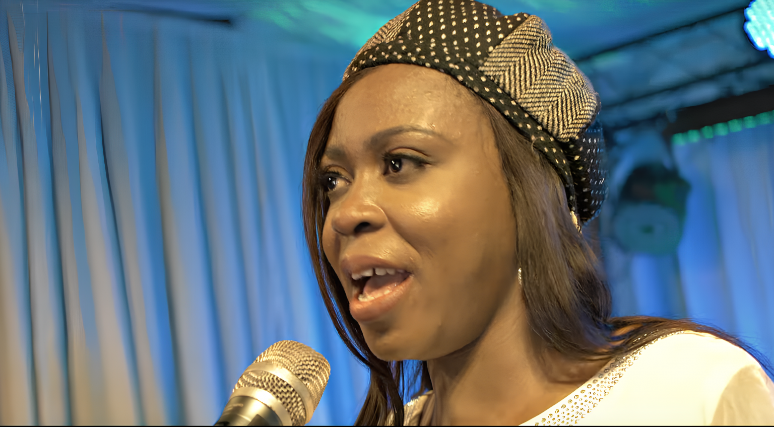 Photo de Marie Tchena illumine avec « Dieu Fidèle »