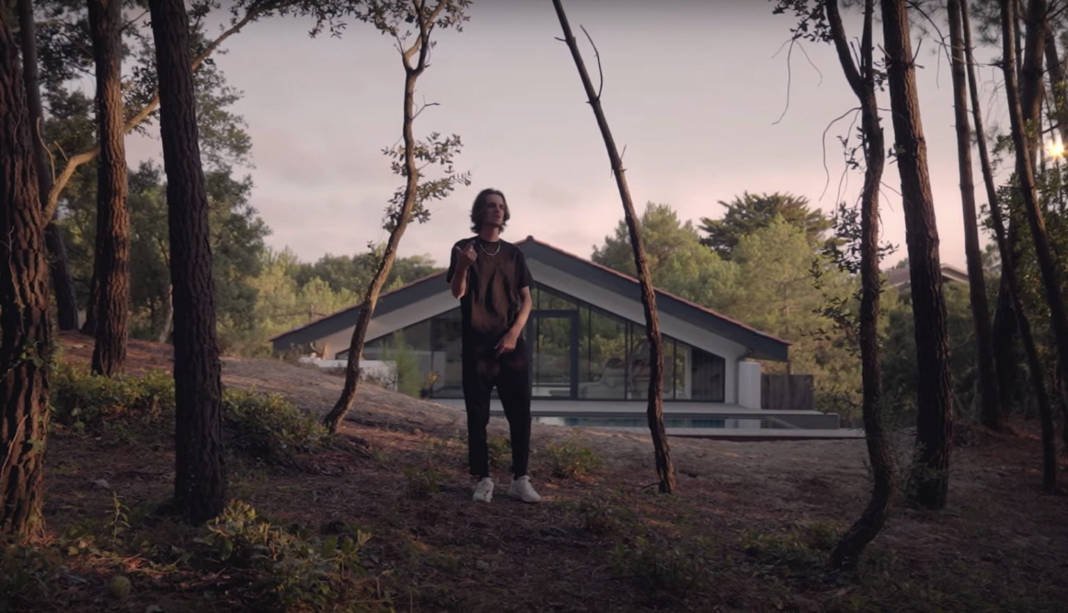 Cassez la routine et découvrez « Horloge », le nouveau clip de Giovanni Photo de Giovanni dévoile sa lutte contre la monotonie dans le clip évocateur « Horloge »