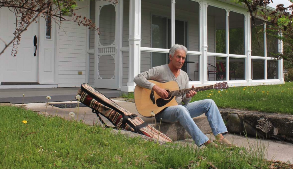 Photo de Laissez-vous emporter par « Bikini-ni », le nouveau clip de Max Dalma