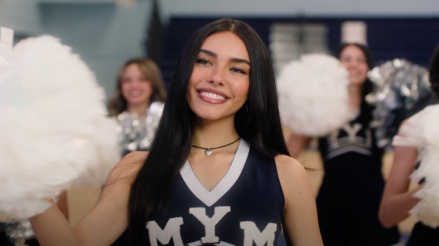 Photo de Madison Beer s'approprie « Jennifer's Body » dans son Nouveau Clip « Make You Mine »
