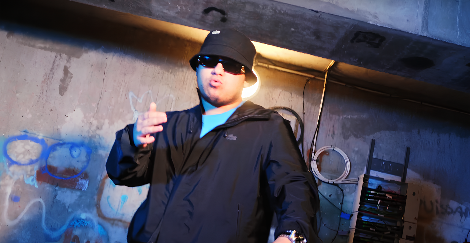 DONO tranche net avec « PRÉCIS #1 » Photo de DONO tranche net avec « PRÉCIS #1 »