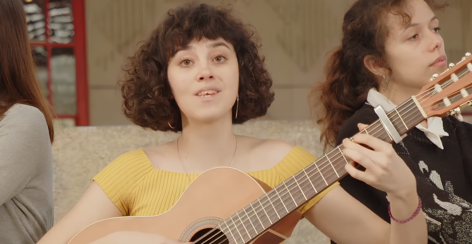 pHOTO DE Charlotte Saouz : « Ton regard - la chanson des poils » – Un hymne à l'acceptation de soi