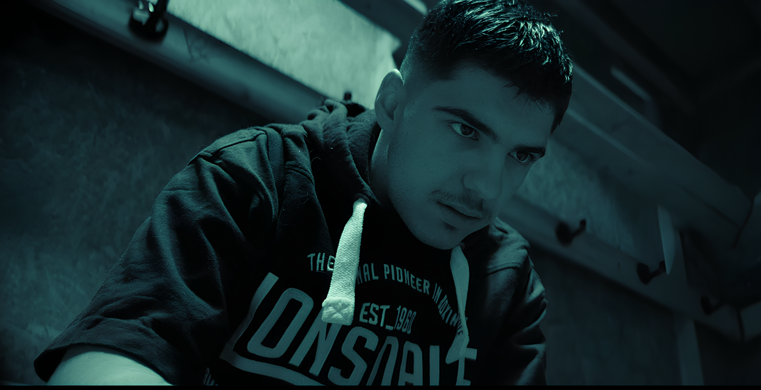 Photo de THEYKO affronte ses « Malédictions » dans un nouveau clip intense