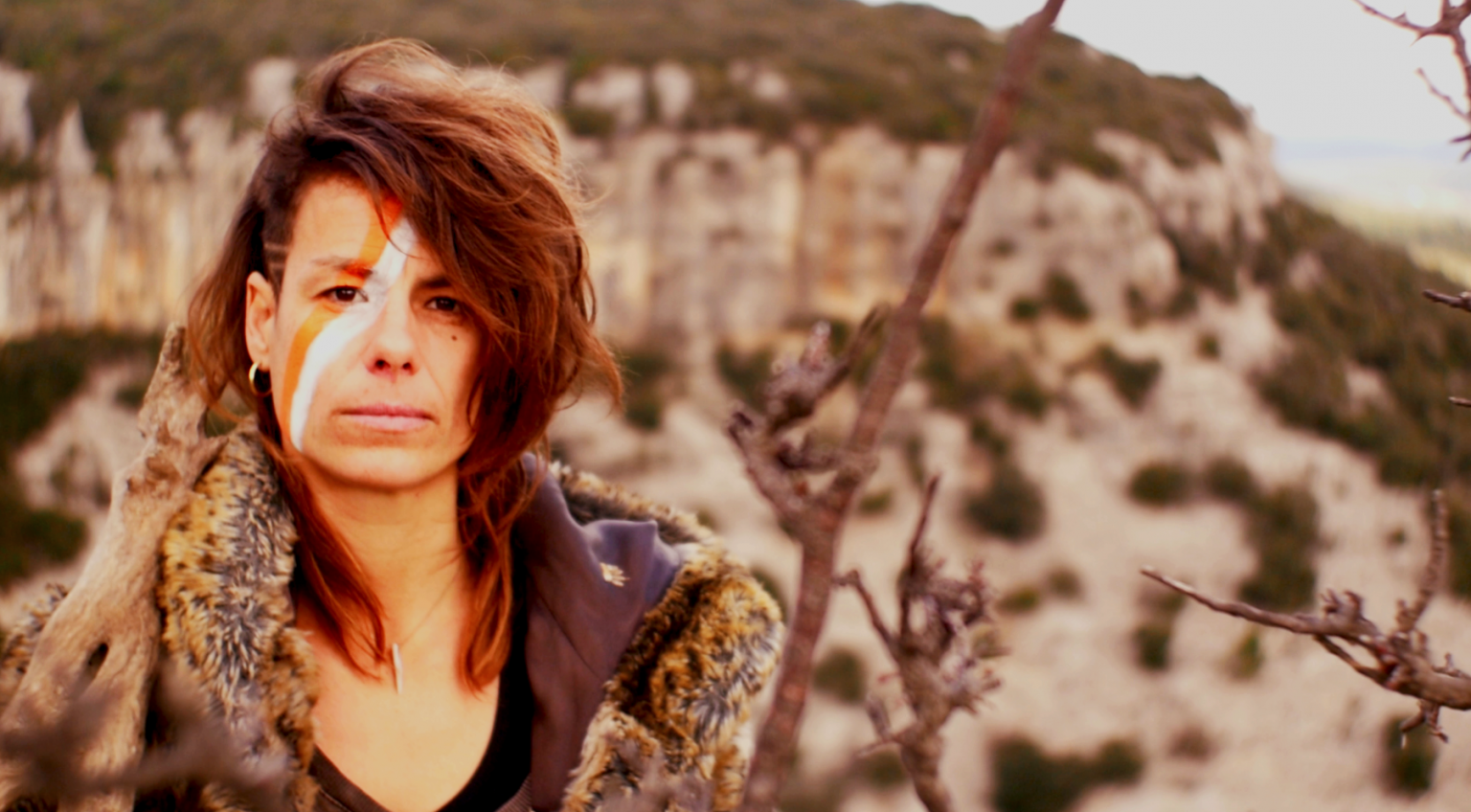 Photo de Waban, une vagabonde musicale, présente « ILO », son nouveau clip