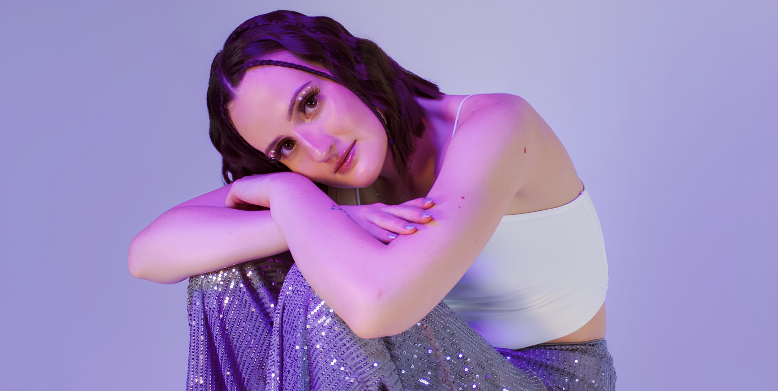 Photo de Fiona touche les cœurs avec son nouveau clip « Ce reflet »